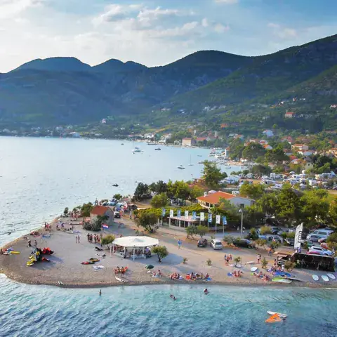 Vue aérienne de la plage et de la presqu'île