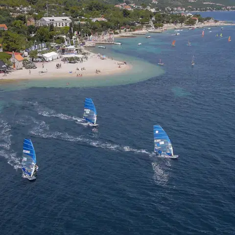 Windsurfeurs en course près de la plage