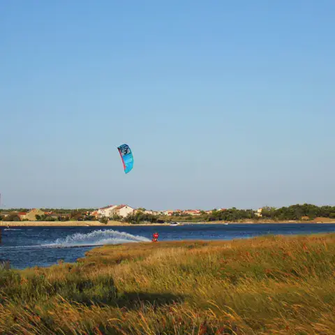 Cabane et kites sur la plage
