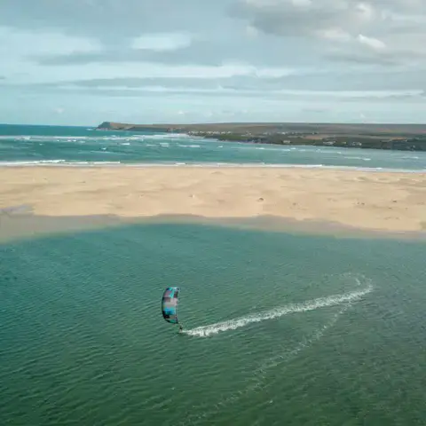 Kitesurfeur sur un plan d'eau plat, vue aérienne