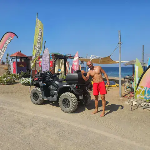 Poste de plage de la station avec fanions et quad