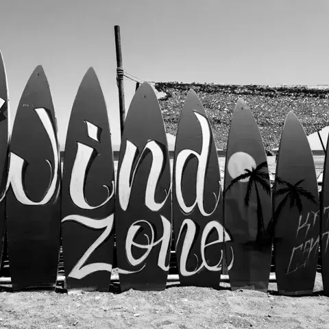 Planches alignées avec l'inscription Windzone