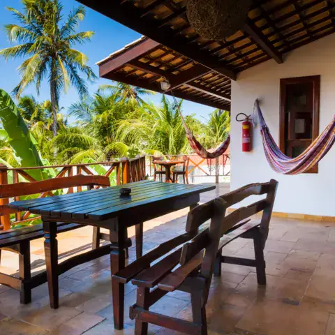 Terrasse avec table et hamac