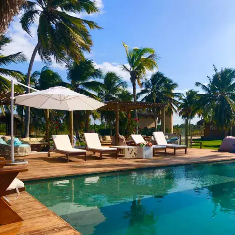 Piscine avec transats et parasol