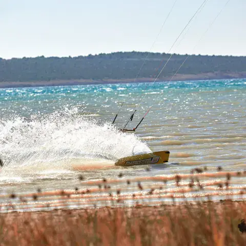 Kitesurfeur en eau plate