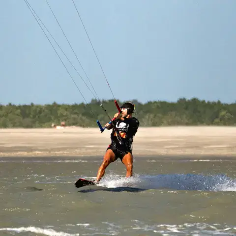 Kitesurfeur en navigation en eau plate