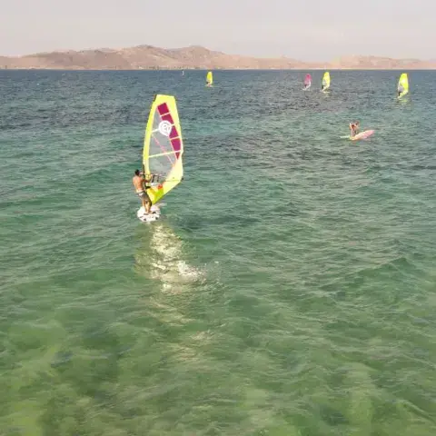 Windsurfeur vu du ciel en eau peu profonde