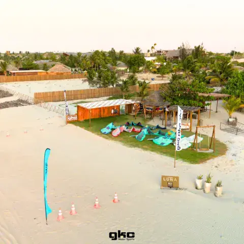 Vue aérienne de la plage et du matériel de kite