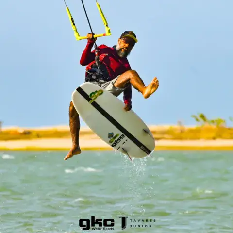 Saut de kitesurf au-dessus de l'eau