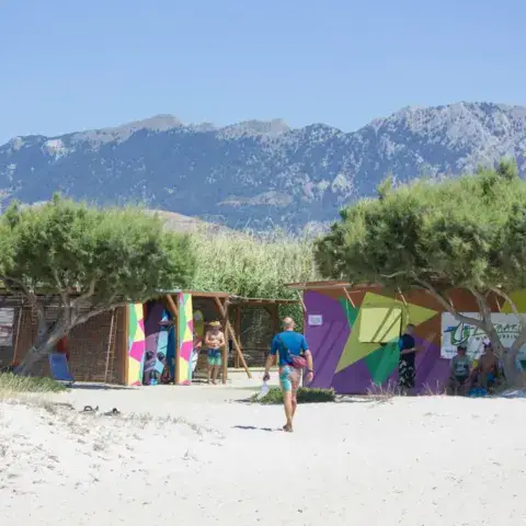 Cabanes colorées du centre sur la plage de sable