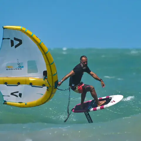 Rider en wingfoil sur l'eau
