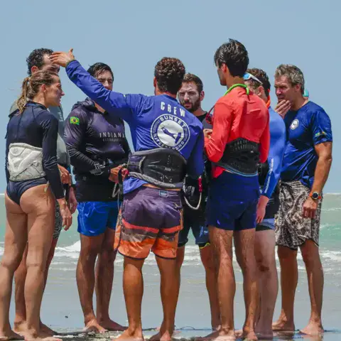 Groupe de riders en briefing sur la plage