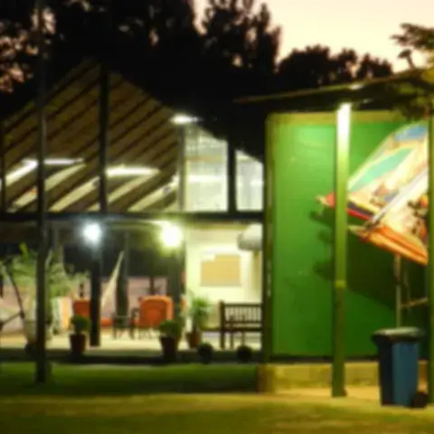 Bâtiment éclairé de nuit