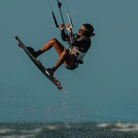 Kitesurfeur en saut au-dessus de l'eau