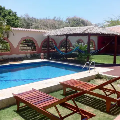 Piscine et transats de la pousada