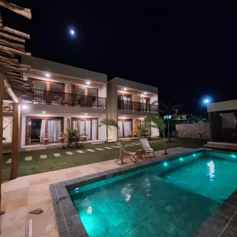 Chalets et piscine éclairés de nuit