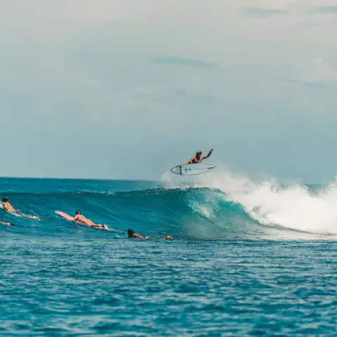 Surfeur sautant sur une vague