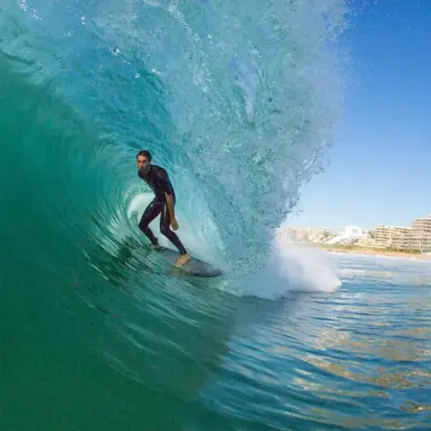 Surfeur dans le tube d'une vague