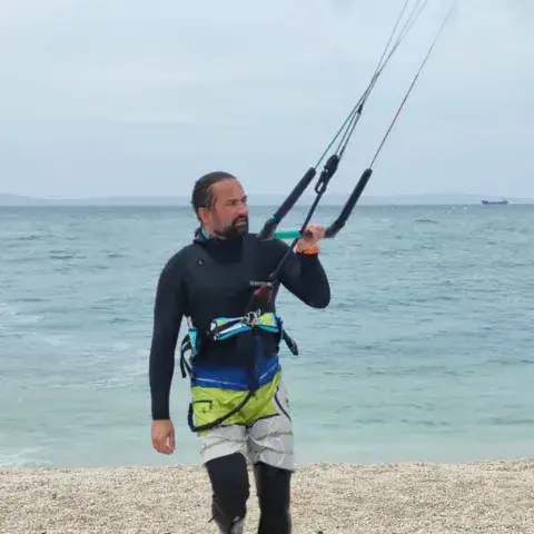 Élève de kitesurf sur la plage