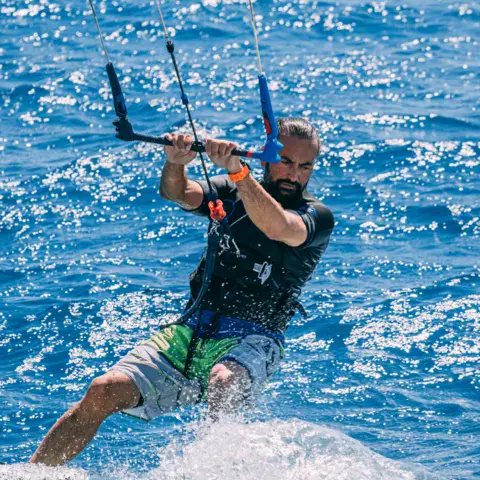 Kitesurfeur en navigation