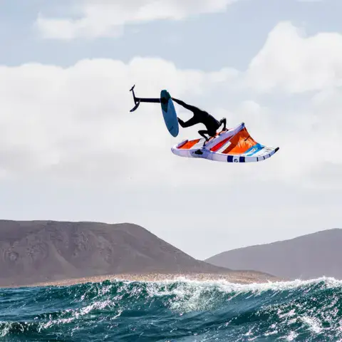 Rider en saut au-dessus de la mer