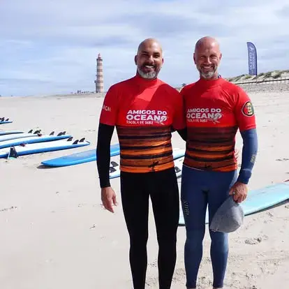 Deux moniteurs sur la plage, planches alignées