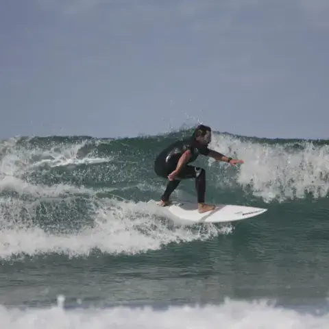 Surfeur sur une vague