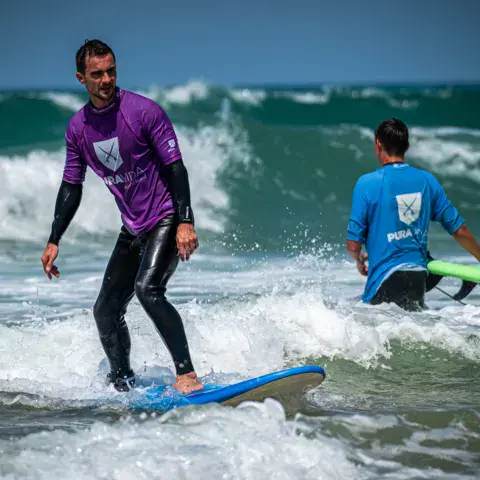 Moniteur et élève pendant un cours de surf