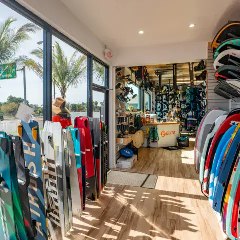 Entrée de la boutique avec planches exposées