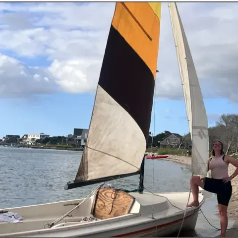 Dériveur à voiles sur la plage