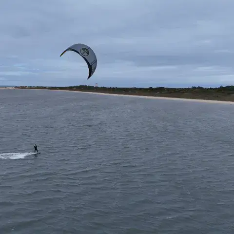Kitesurfeur sur une baie calme