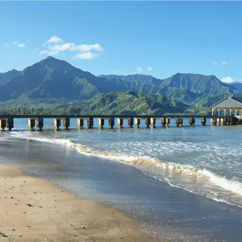 Plage et jetée de la baie de Hanalei