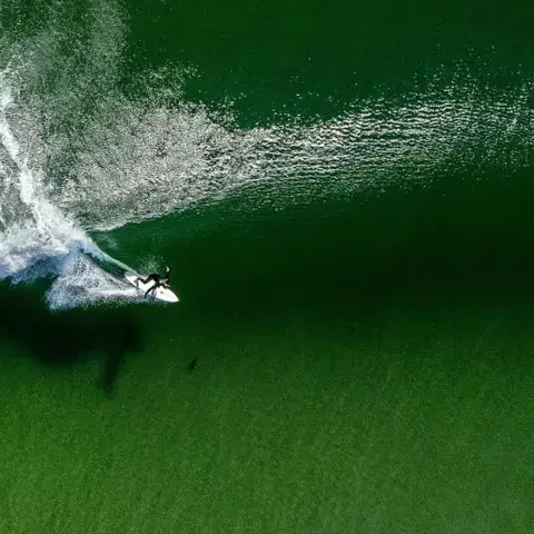 Surfeur sur une vague, vue aérienne