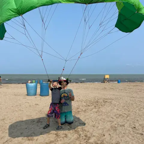 Initiation au pilotage d'un kite d'entraînement sur la plage