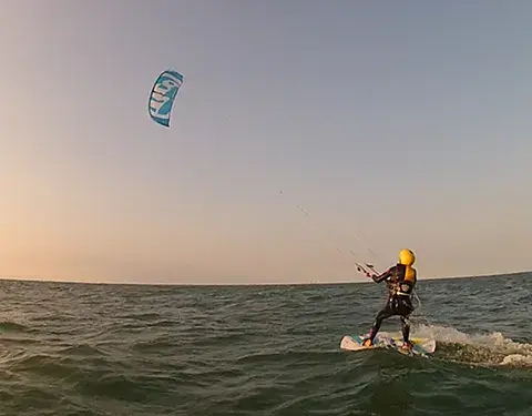 Élève sur sa planche pendant un cours de kitesurf