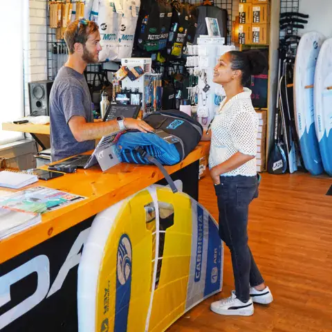 Conseils au comptoir d'un magasin Adventure Sports