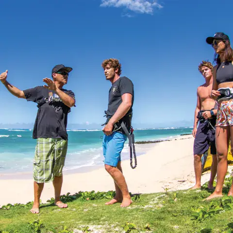 Briefing sur la plage avant un cours de kitesurf