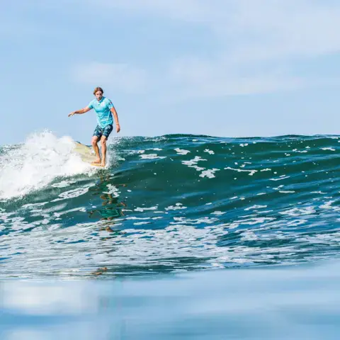 Surfeur sur un longboard