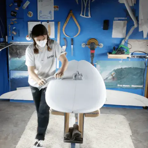 Participante shapant sa propre planche