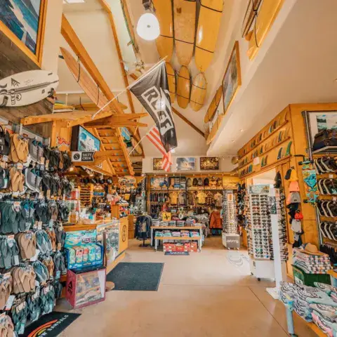 Allée du magasin avec sandales, vêtements et planches au plafond