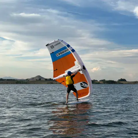 Pratiquant de wing foil sur l'eau