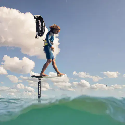 Rider debout sur un foil en pleine eau