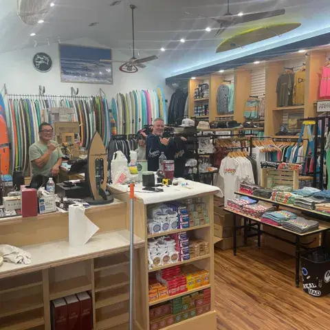 Panneau d'entrée Mad Dog Surf Shop, au 3634 S Atlantic Avenue