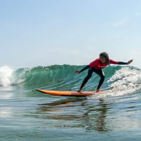 Une surfeuse sur une vague