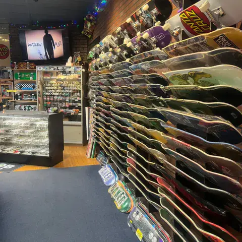 Le mur de skateboards du magasin