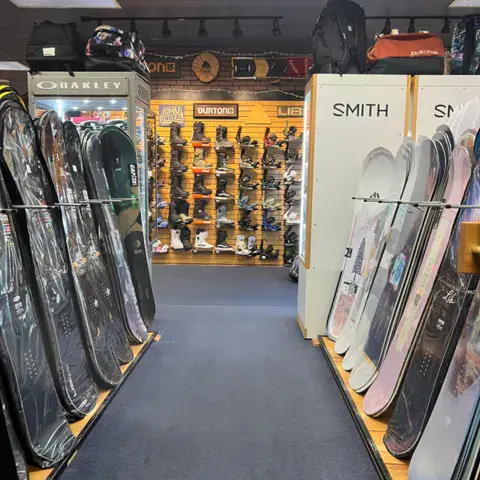 L'allée des snowboards et des chaussures