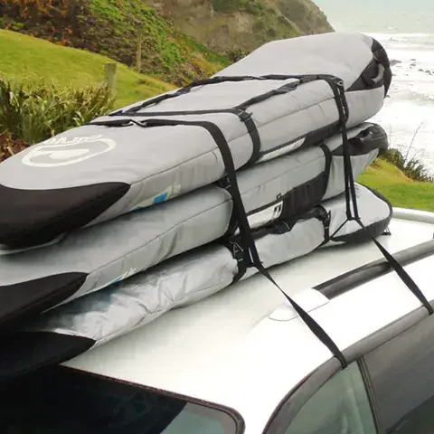 Planches de surf fixées sur des barres de toit