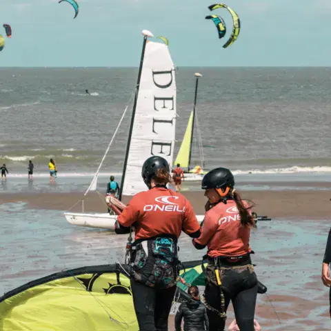 Groupe d'élèves en équipement sur la plage avant le cours