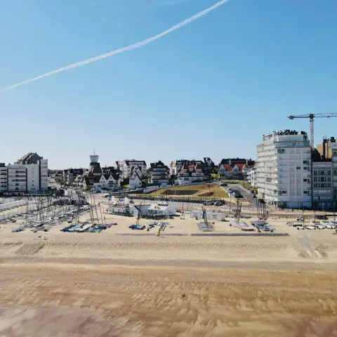 Plage et front de mer vus depuis le sable