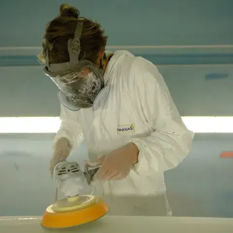 Ponçage d'une planche à l'atelier